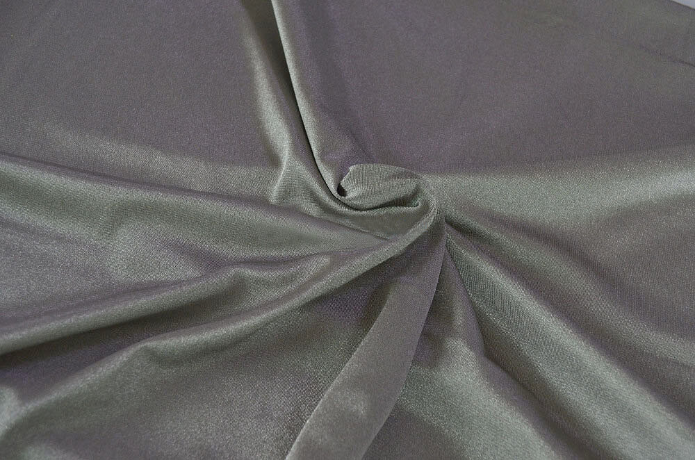 Germe iletken kumaş çok yumuşaktır, her yönde gerilebilir ve bir Silveren rengi vardır.