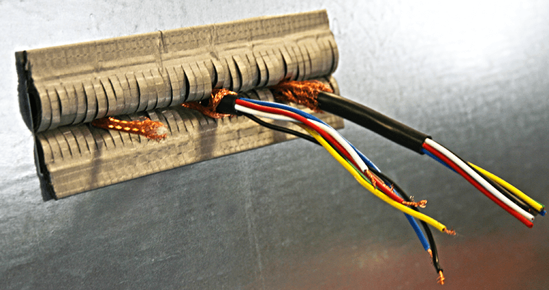 Kablo giriş ekranı, birkaç kabloyu aynı anda monte etmek, topraklamak ve ekranlamak için kullanılan bir giriş sistemidir.