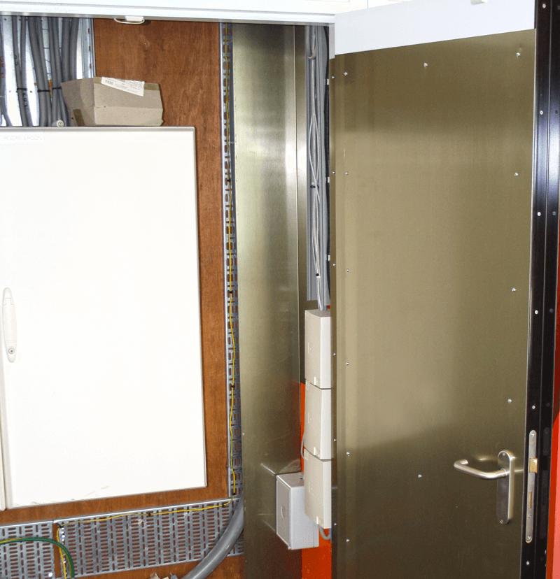 Bir metre kutusunda bir Mu-ferro kablo tünel örneği. Kapılar ayrıca mu-ferro manyetik korumayla donatılmıştır