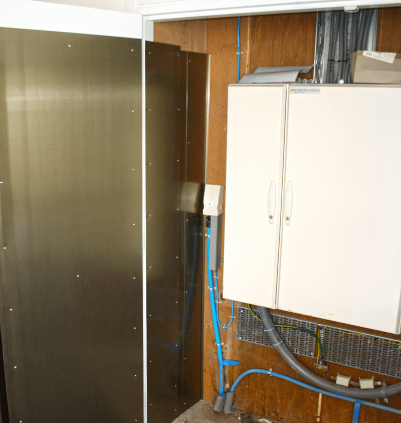 Bir metre kutusunda bir Mu-ferro kablo tünel örneği. Duvarlar ve kapılar da mu-ferro manyetik korumayla donatılmıştır