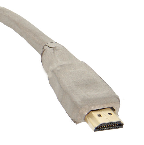 Bir HDMI kablosunda sıkışmış bir 8215 serisi HDMI kablo konnektör ekranının örnek görüntüsü. Unutmayın, bu örnekteki kablo tamamen korumalıdır, bu nedenle kablo da iletken tekstil ile paketlenmiştir